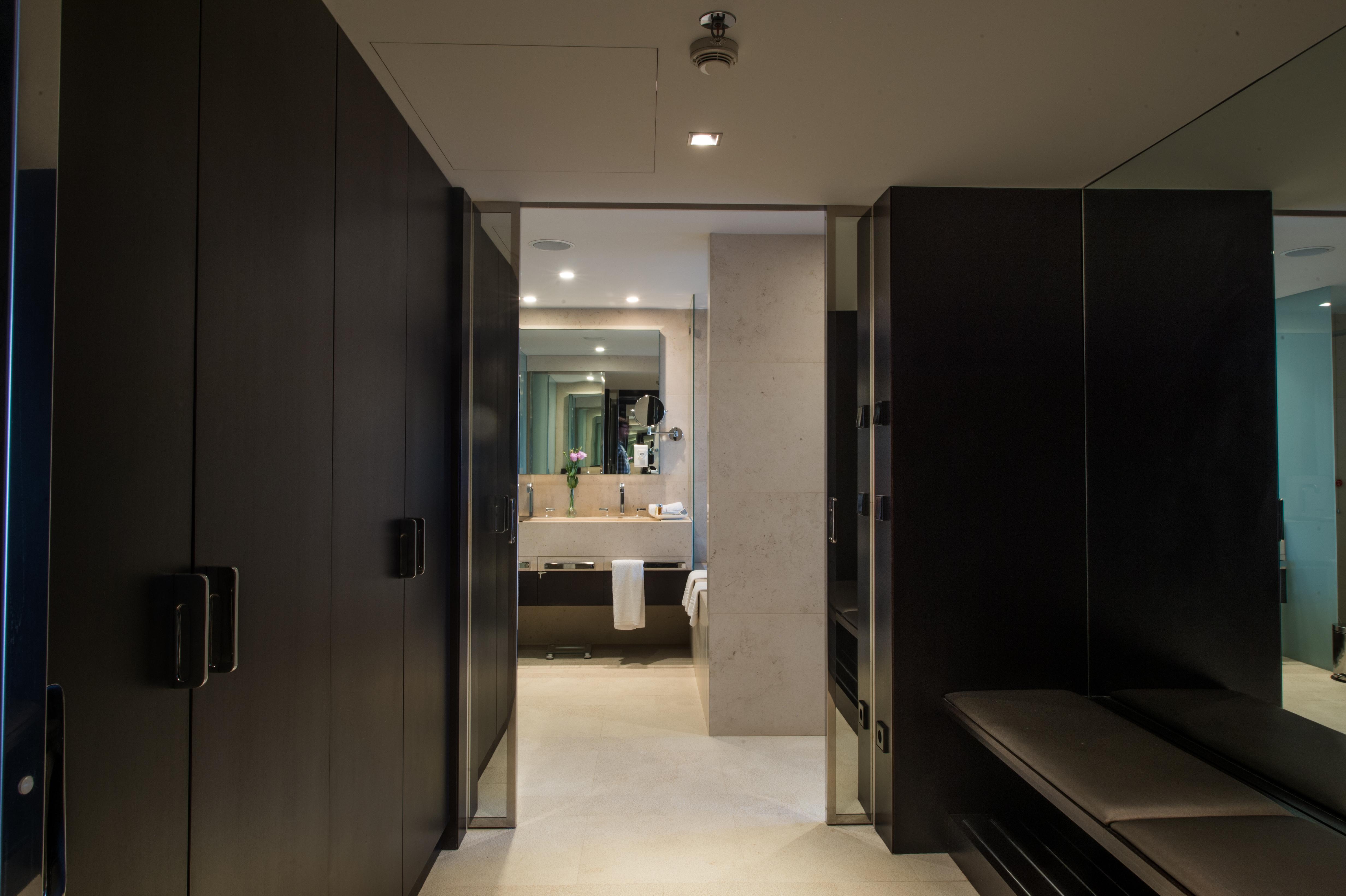 Porto Palacio Hotel By The Editory Luaran gambar A walk-in wardrobe