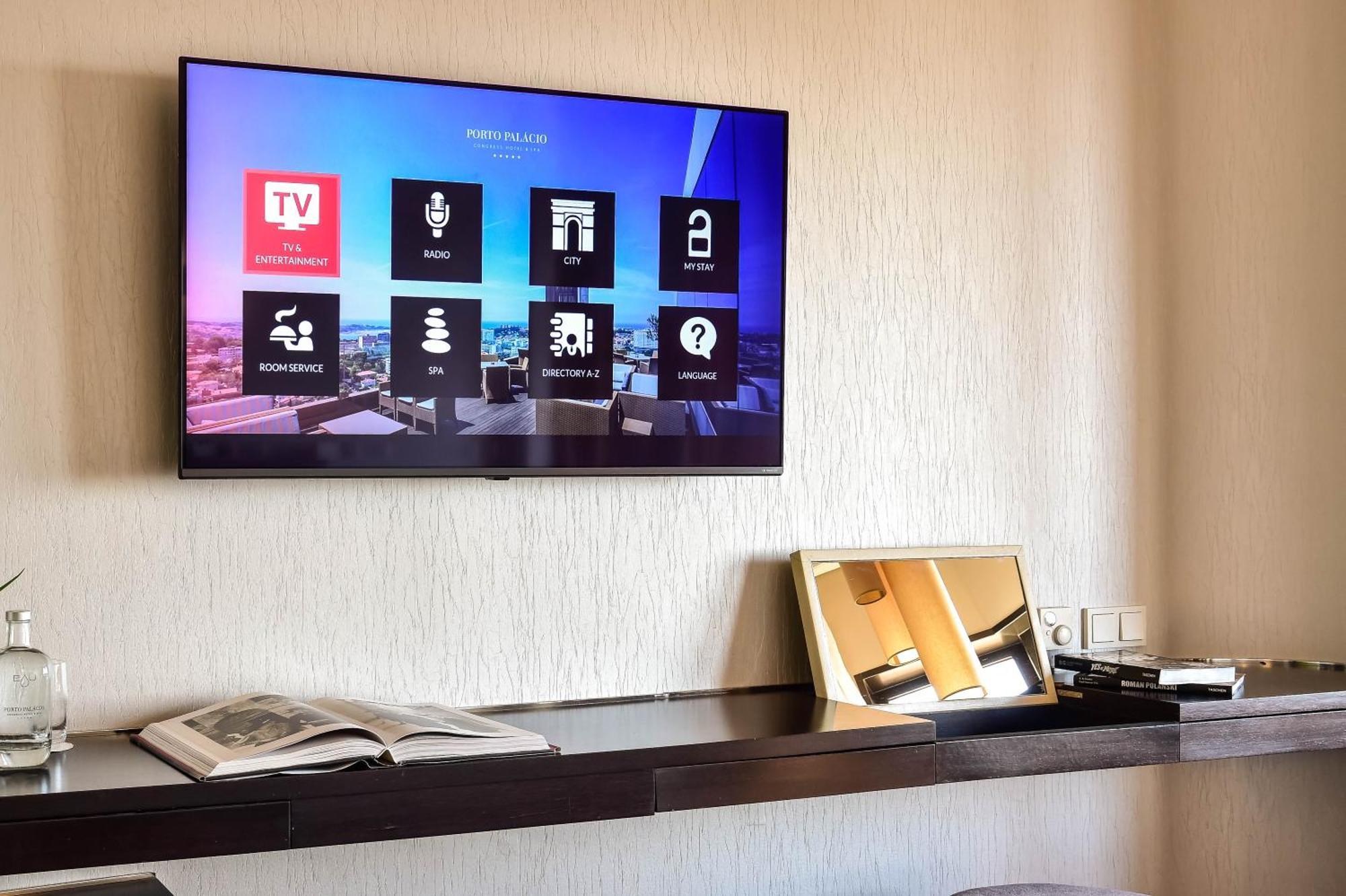 Porto Palacio Hotel By The Editory Bilik gambar A television with a smart TV interface