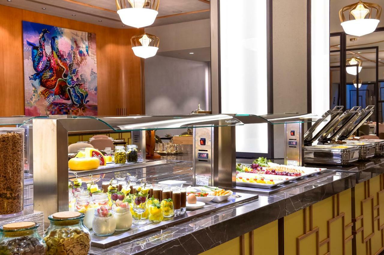Porto Palacio Hotel By The Editory Luaran gambar A buffet at a hotel